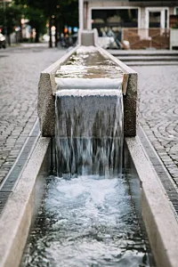 konstverk med forsande vatten