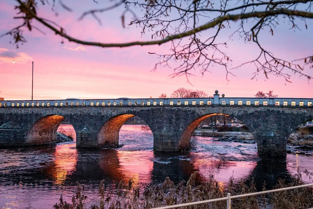 stenbro mot rosa himmel