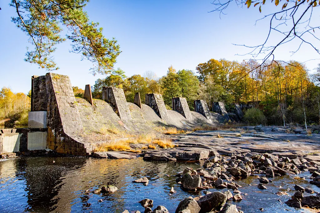 gammalt vattenkraftverk omgivet av grönska