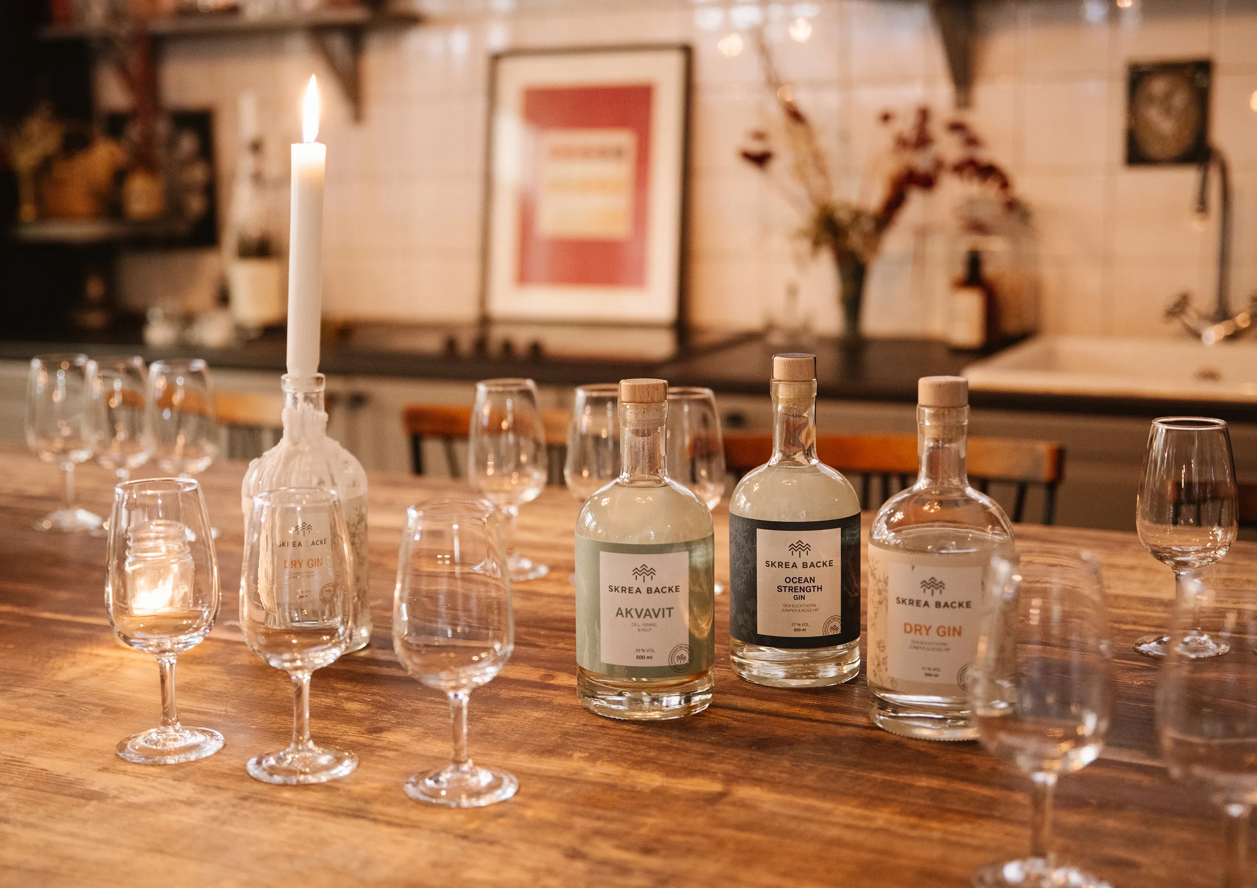 flaskor med sprit på provningsbord