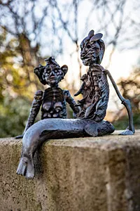 bronsstay av solbadande sirener