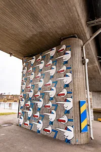 graffiti på brofäste vid vatten