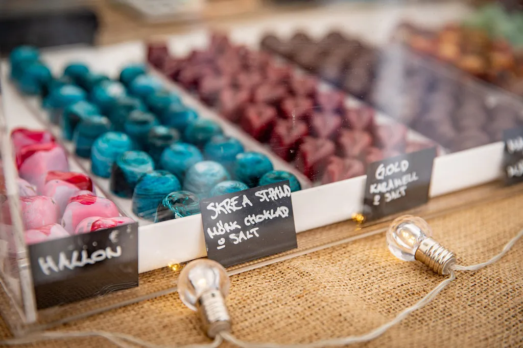 praliner i olika formar och färg