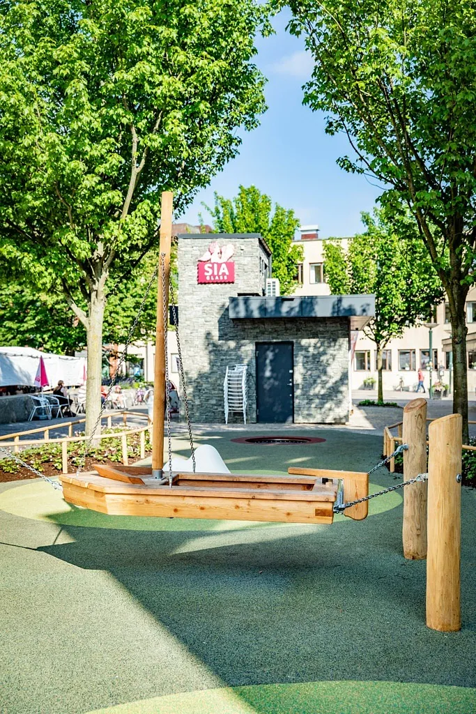 lekplats iframför glassbar