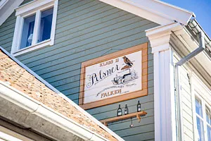 väggmålning av äldre pilsneretikett