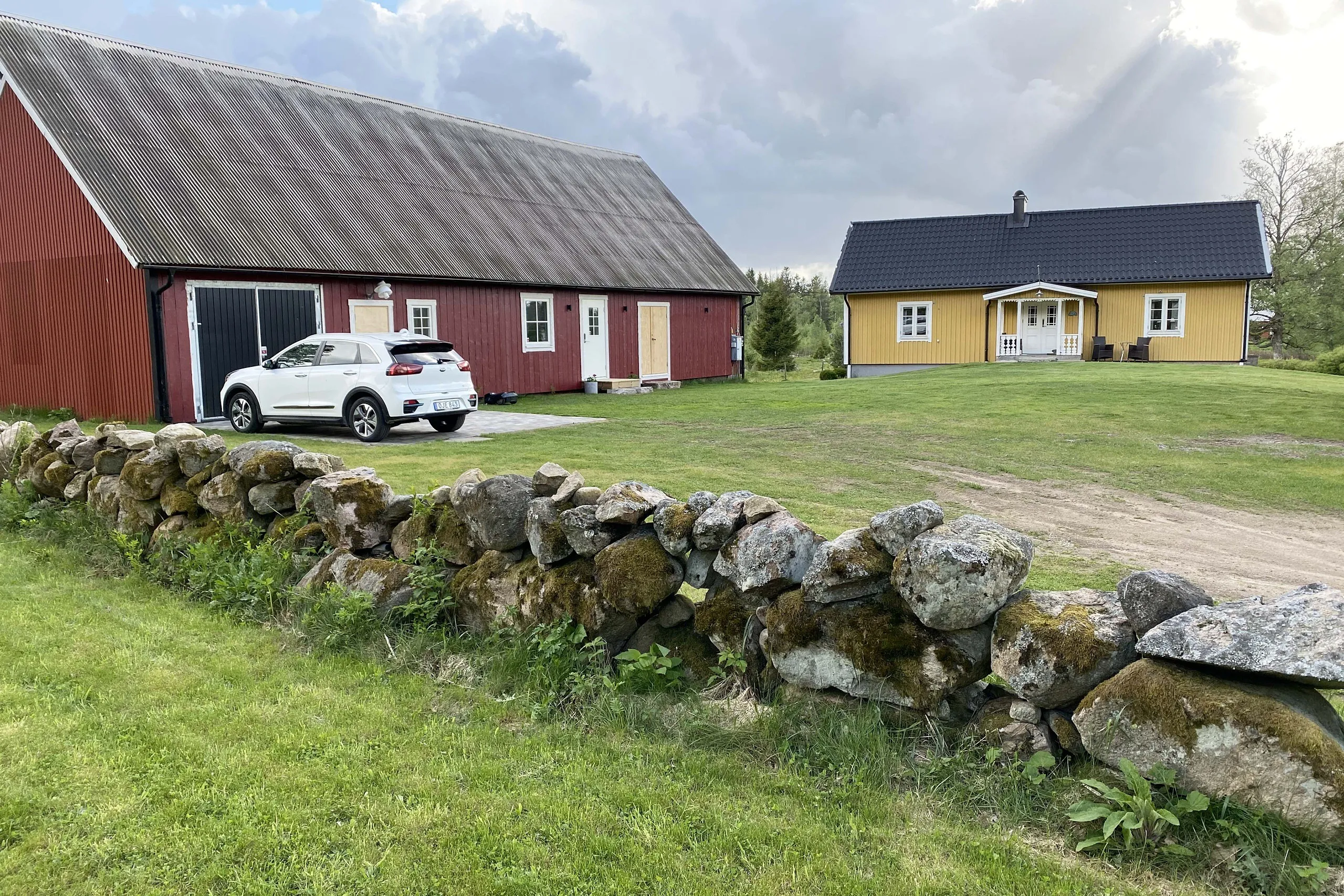 Gult hus och rött uthus.