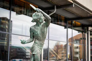 bronsstaty av pingisspelande stellan bengtsson