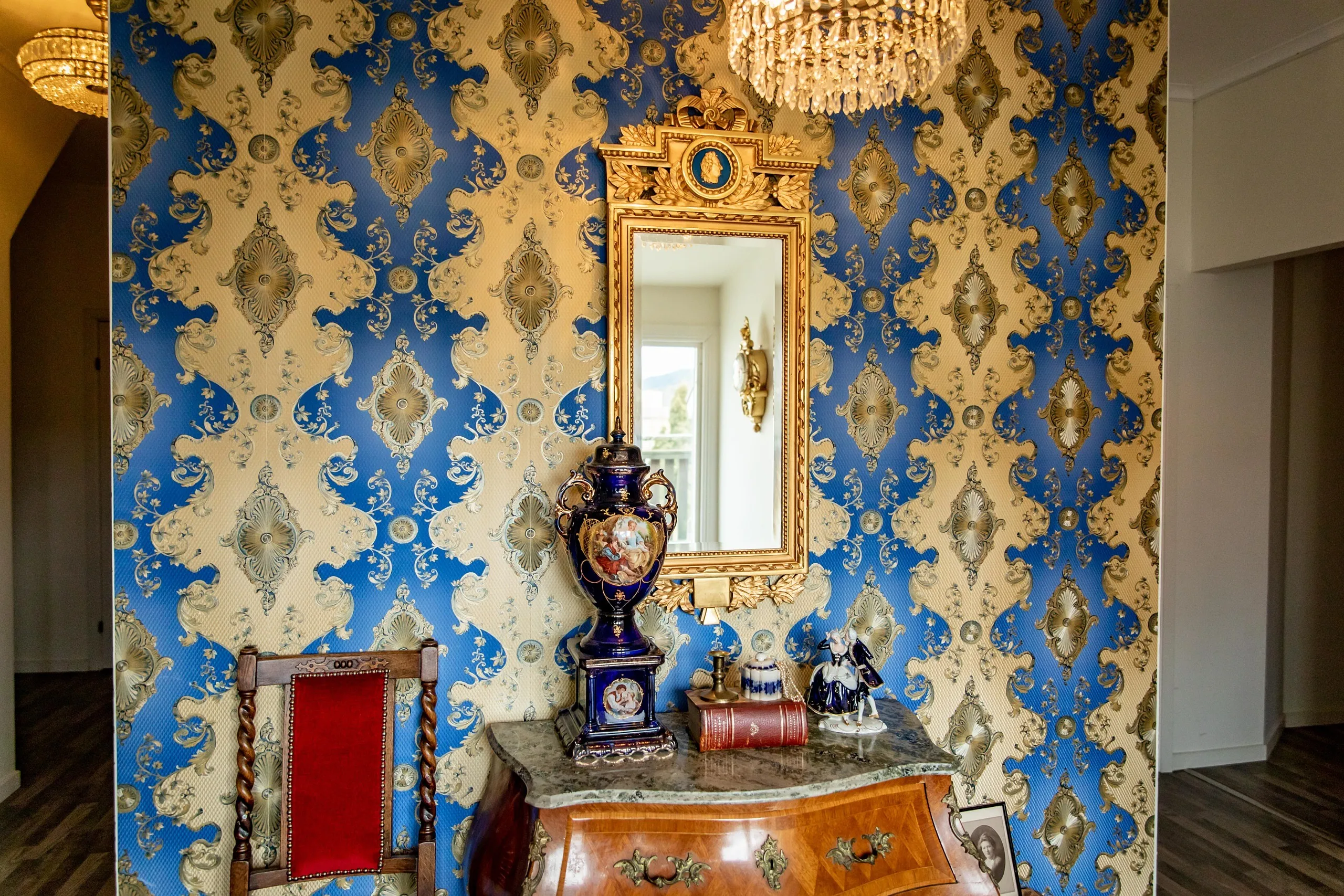 interiör med gamla möbler och gammaldags tapet.