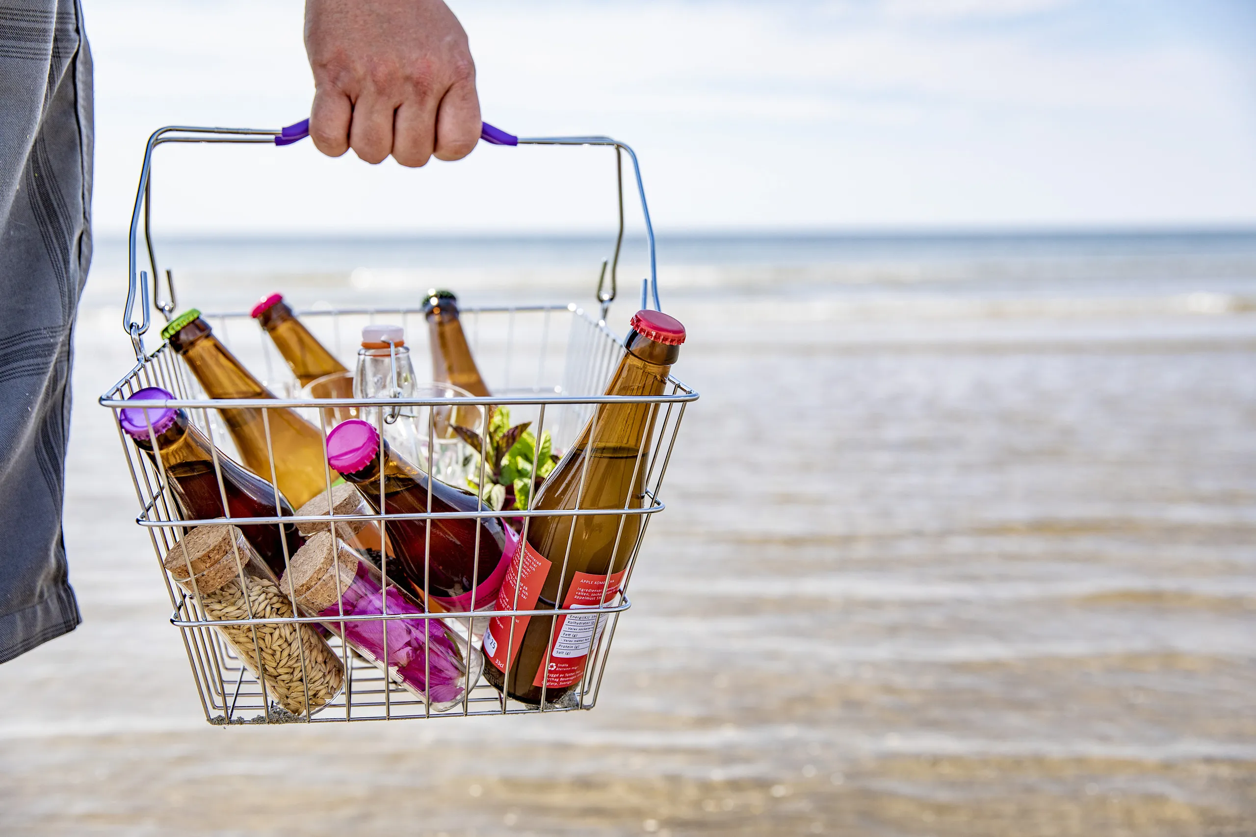 korg med öl framför havet