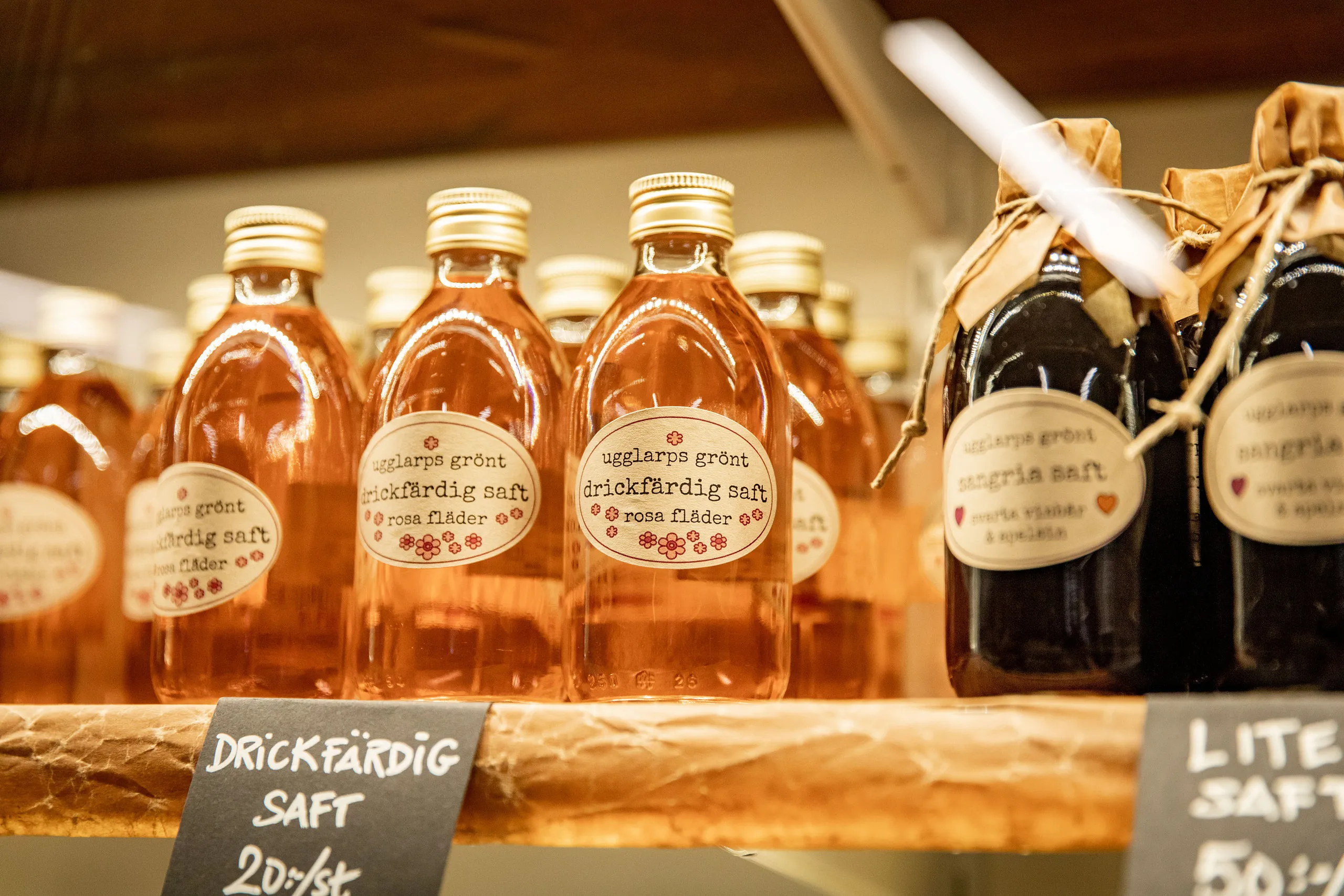 flaskor med saft på rad