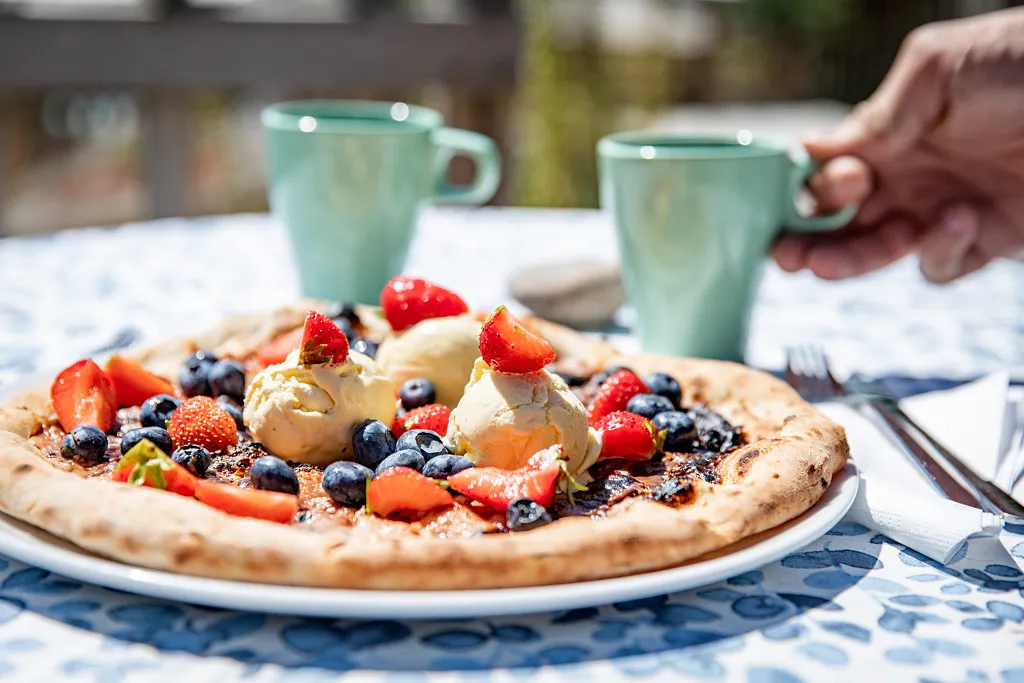 dessertpizza med glass och bär