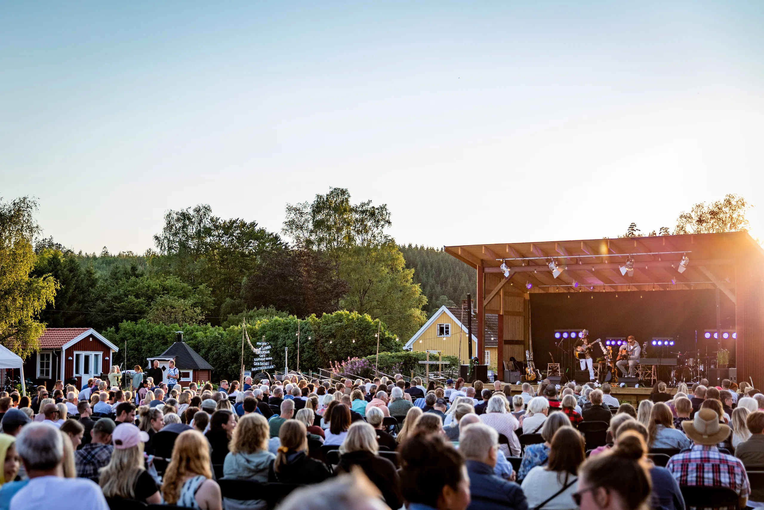 Konsert Gunnagård publik sonedgång motljus