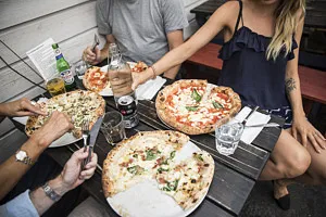 bord med pizzor 