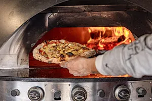 pizza som kommit ur ugn