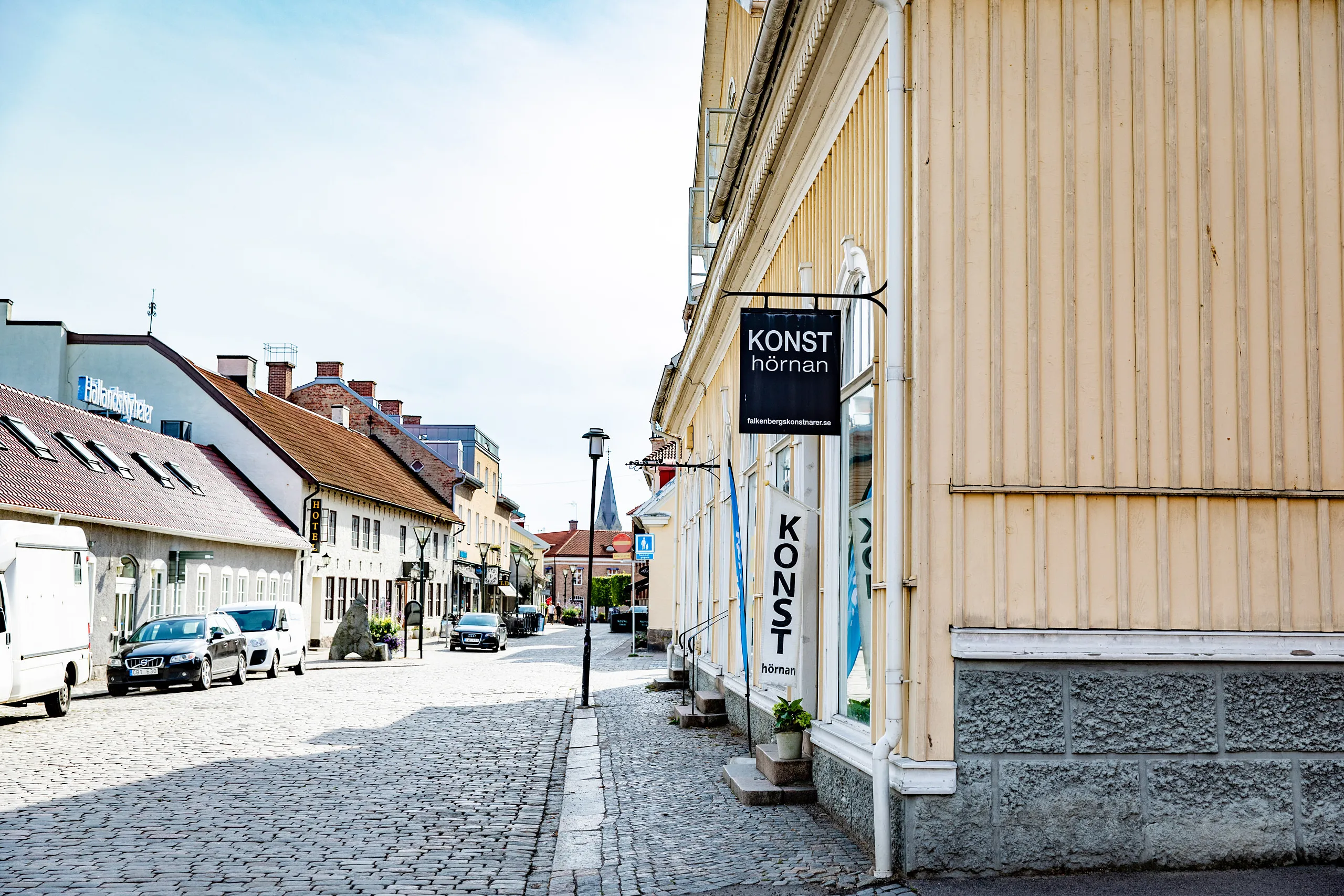 konsthörna på gult trähus