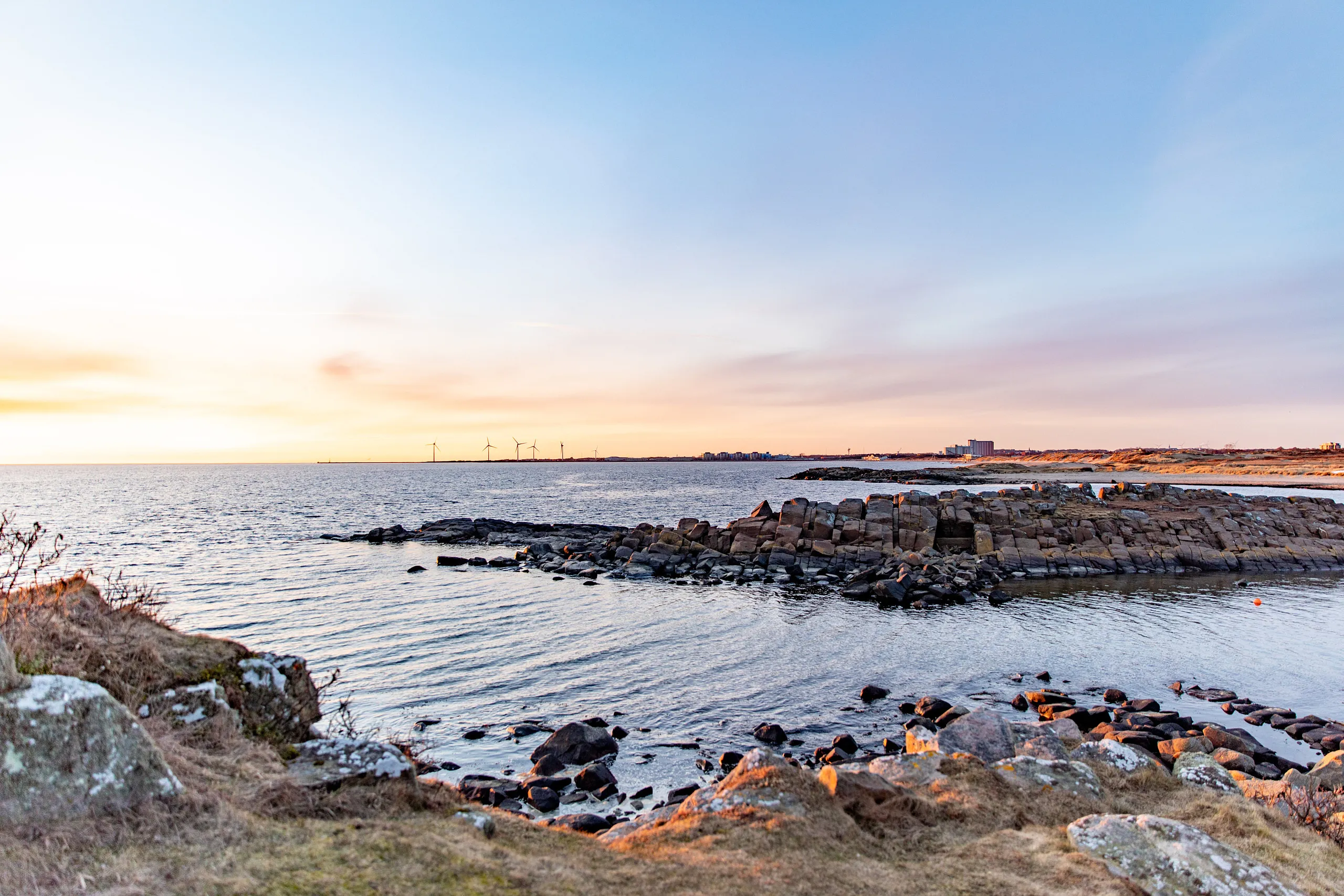 klippor i hav i solnedgång