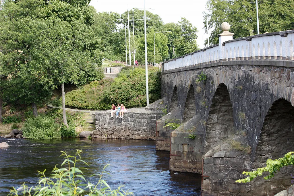 Kvinnor på stenavsats vid stenbro