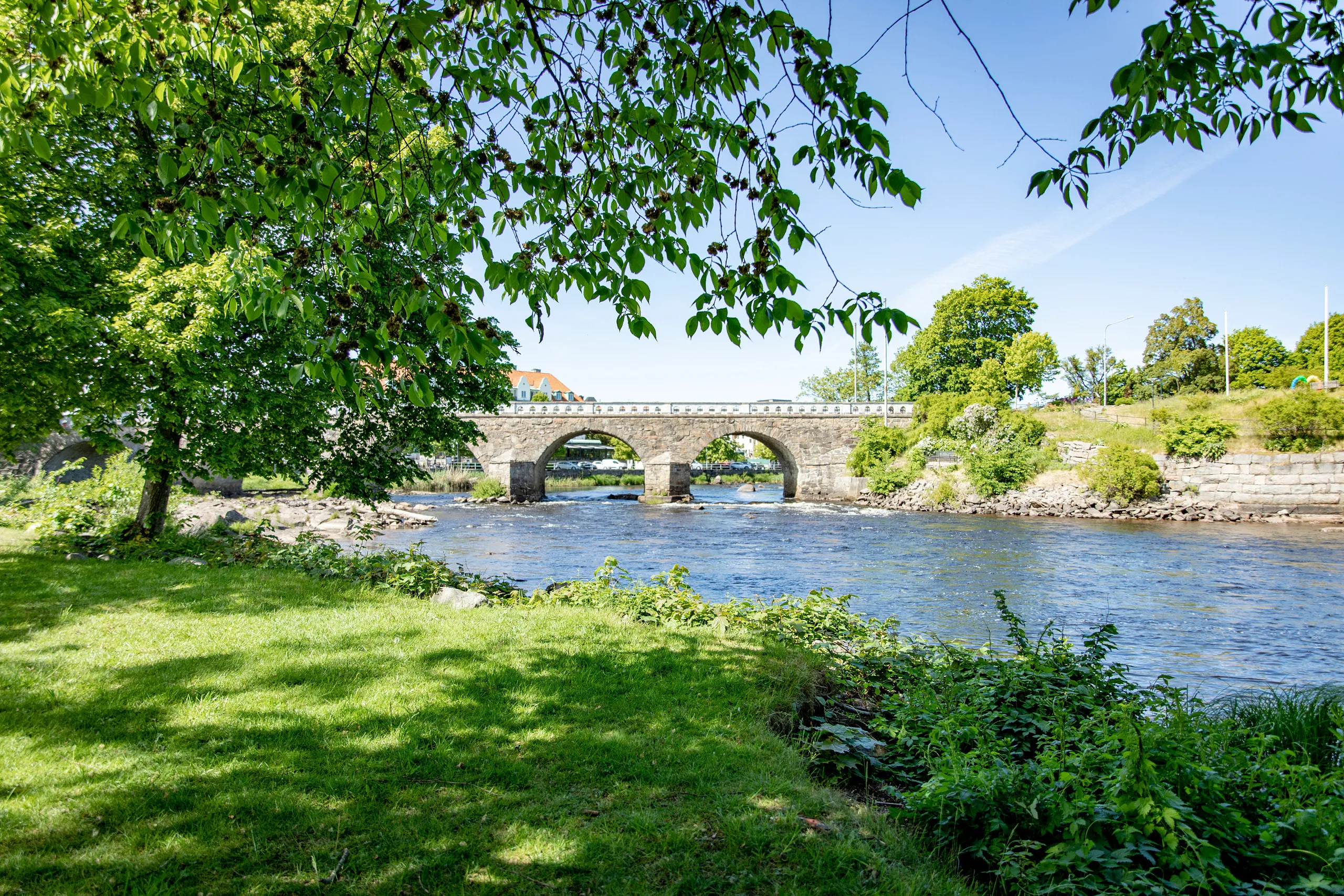 grön park framför stenbro