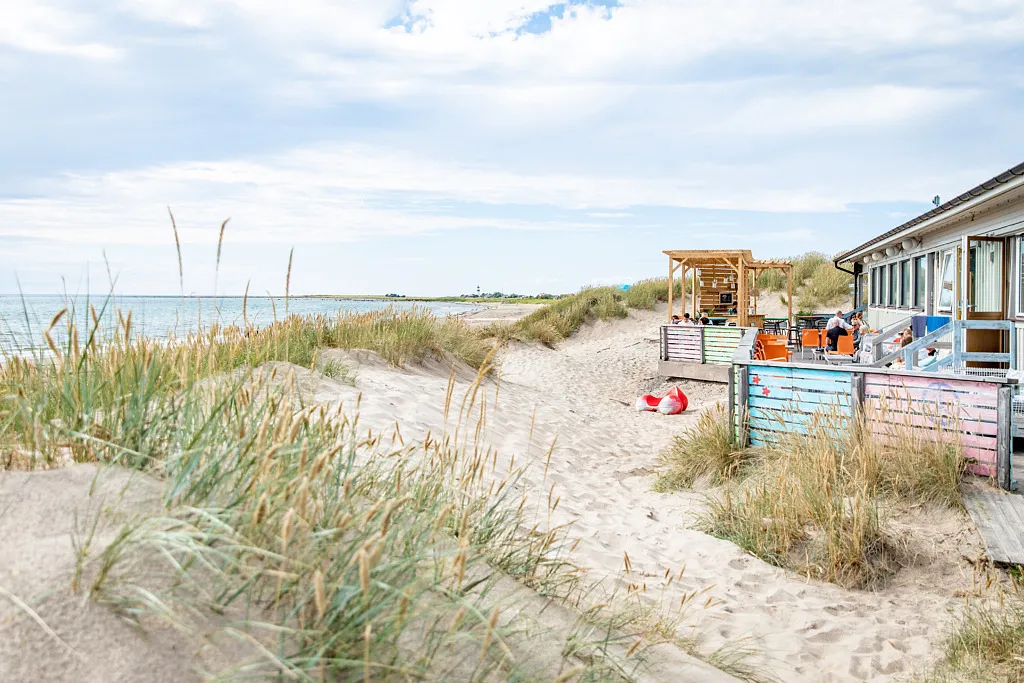 Restaurang och b&b som ligger i klitterna på sandstrand.