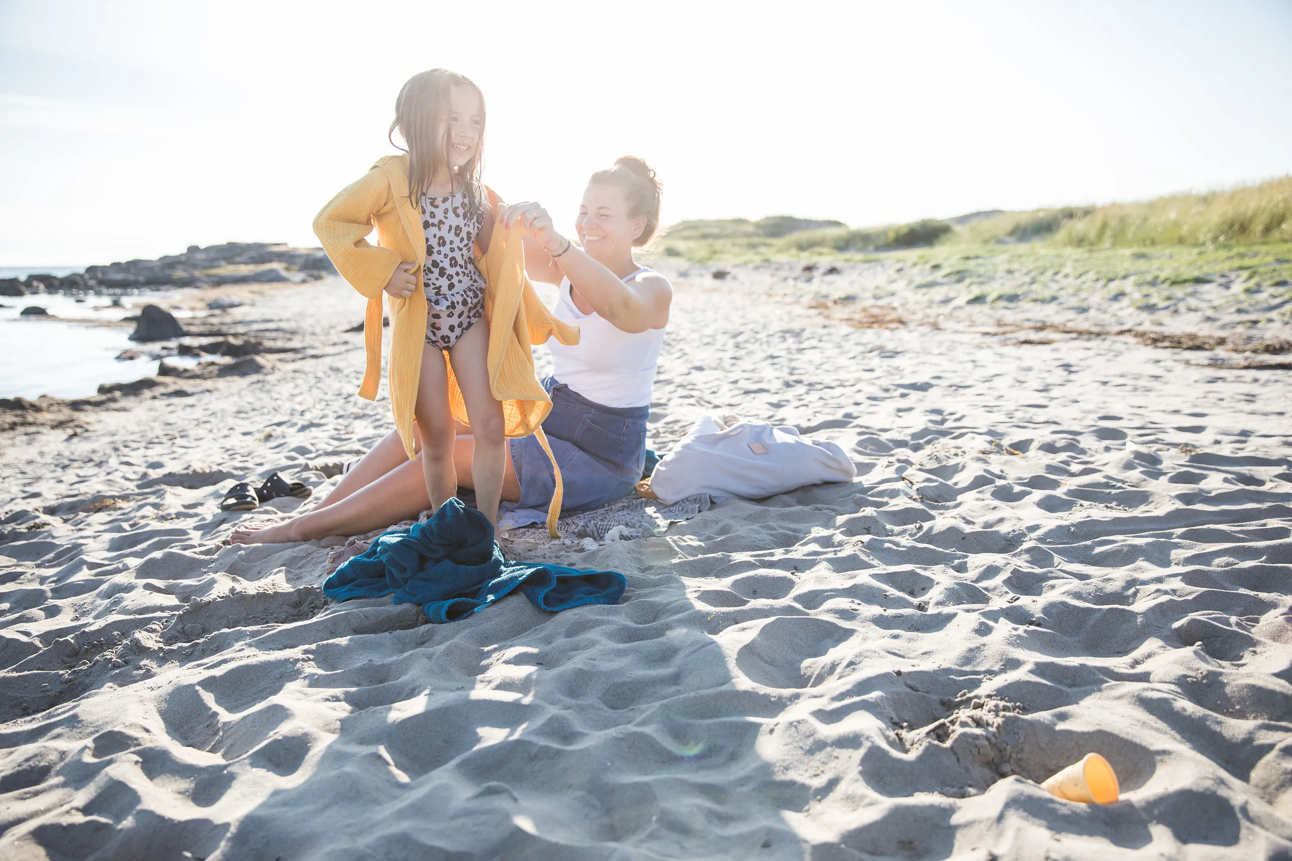 Barn och kvinna på strand