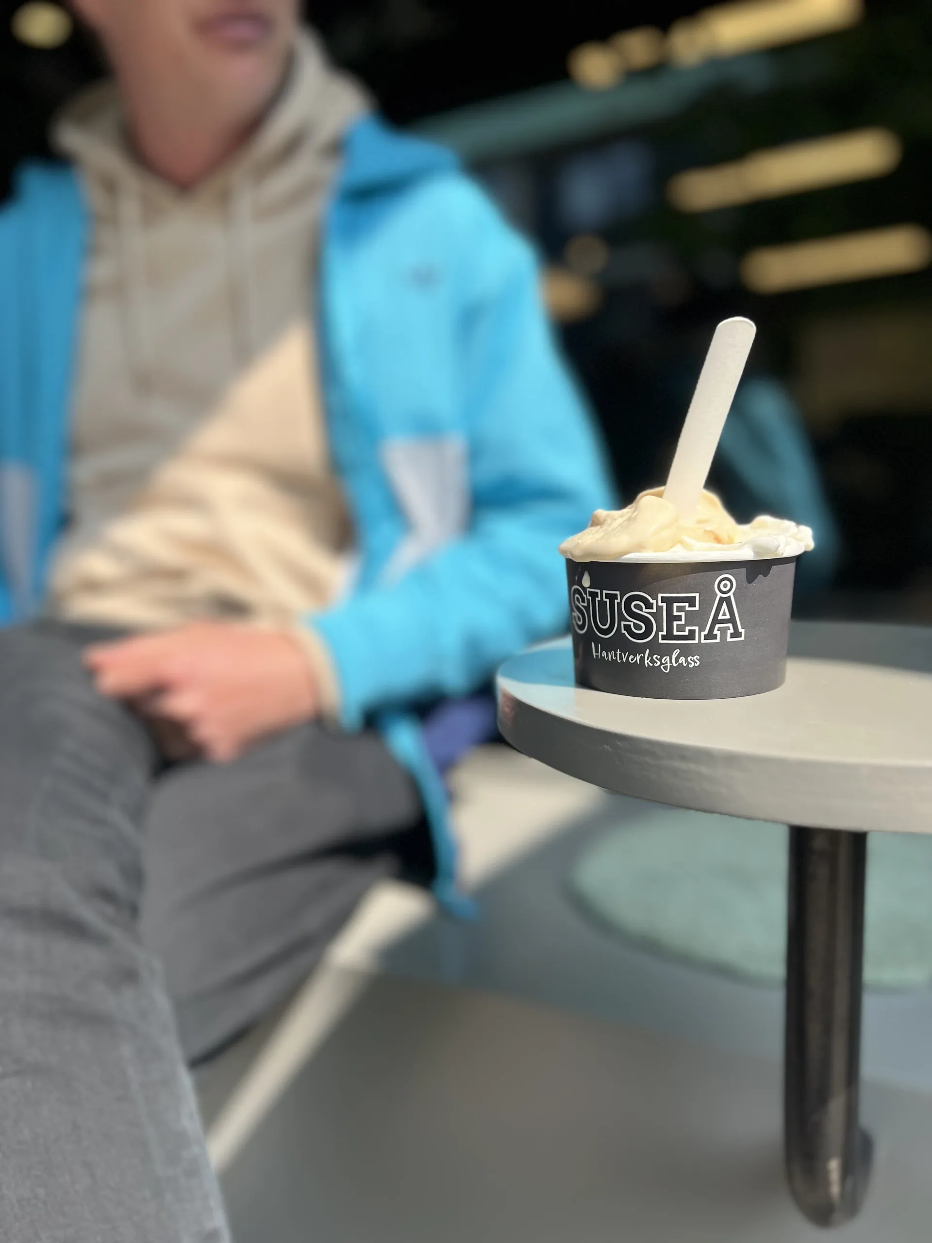 person med glass i bägare på uteservering