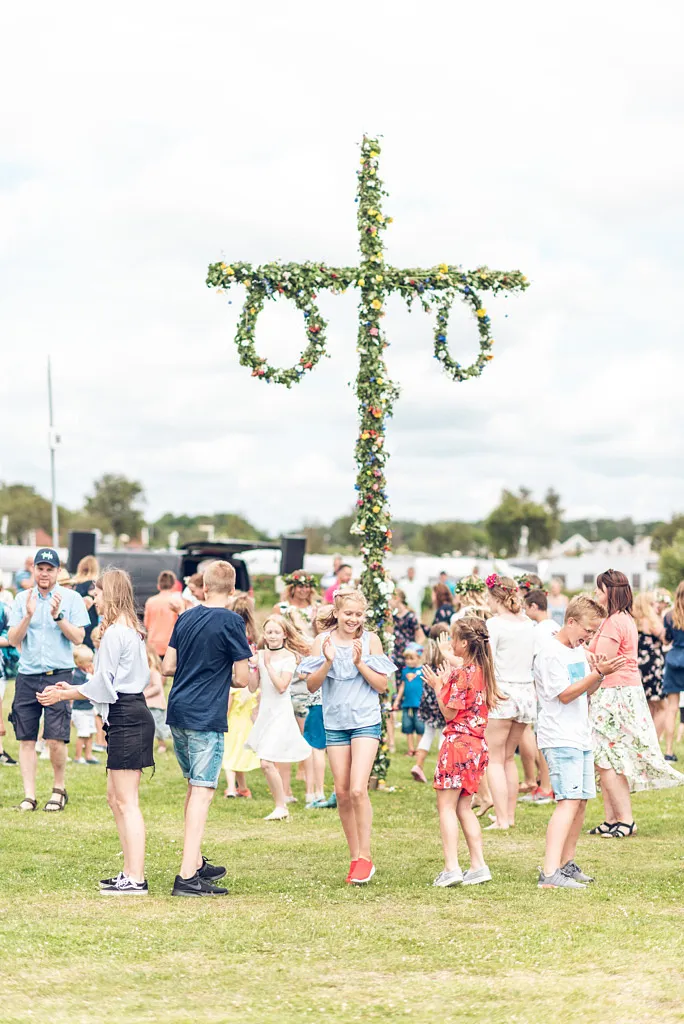 midsommarfirande dans runt midsommarstång