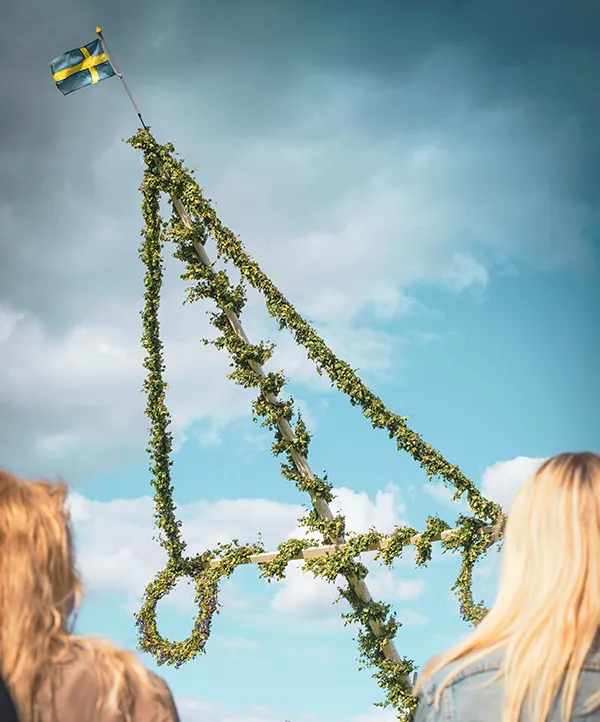 midsommarstång som reses