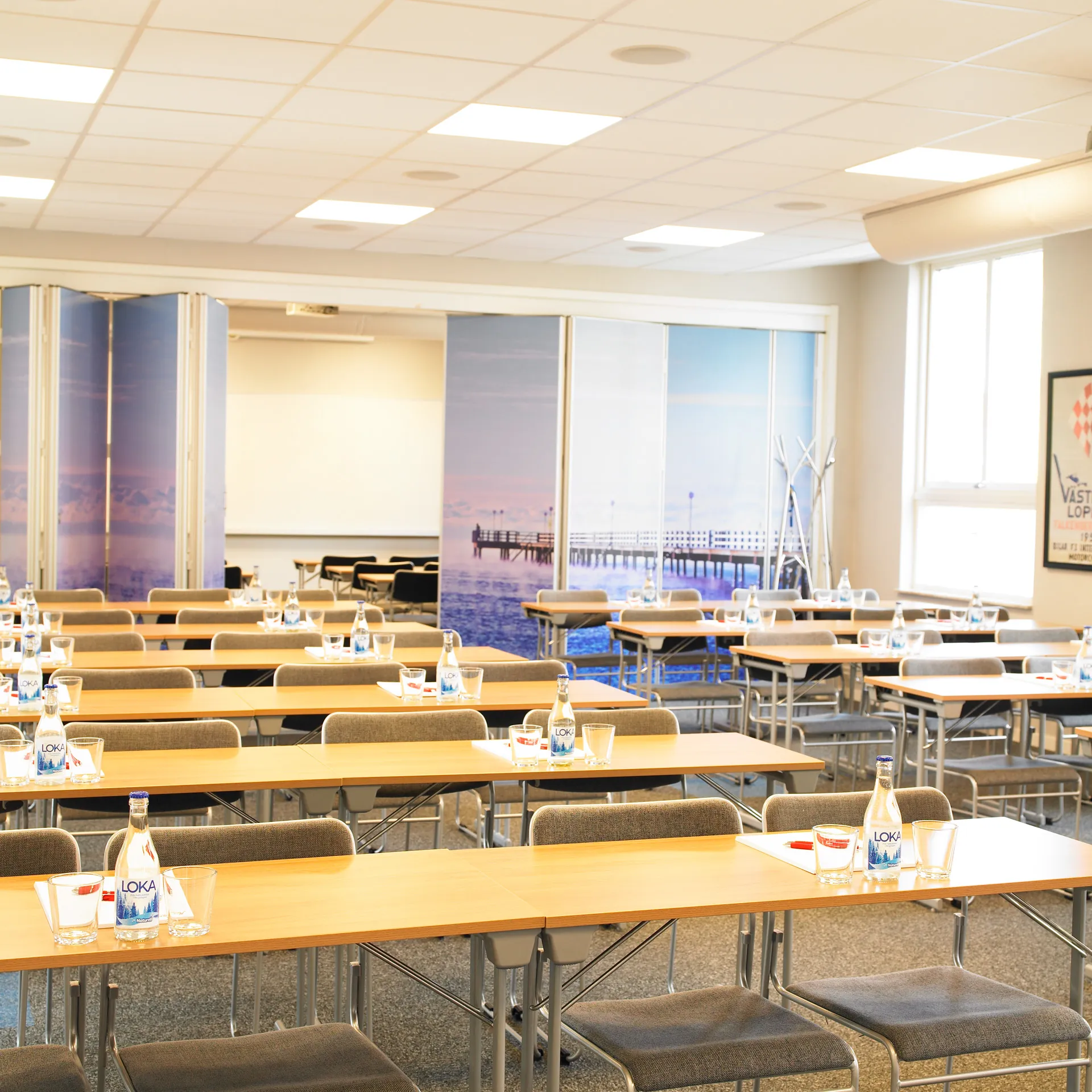 konferenssal med bord och stolar