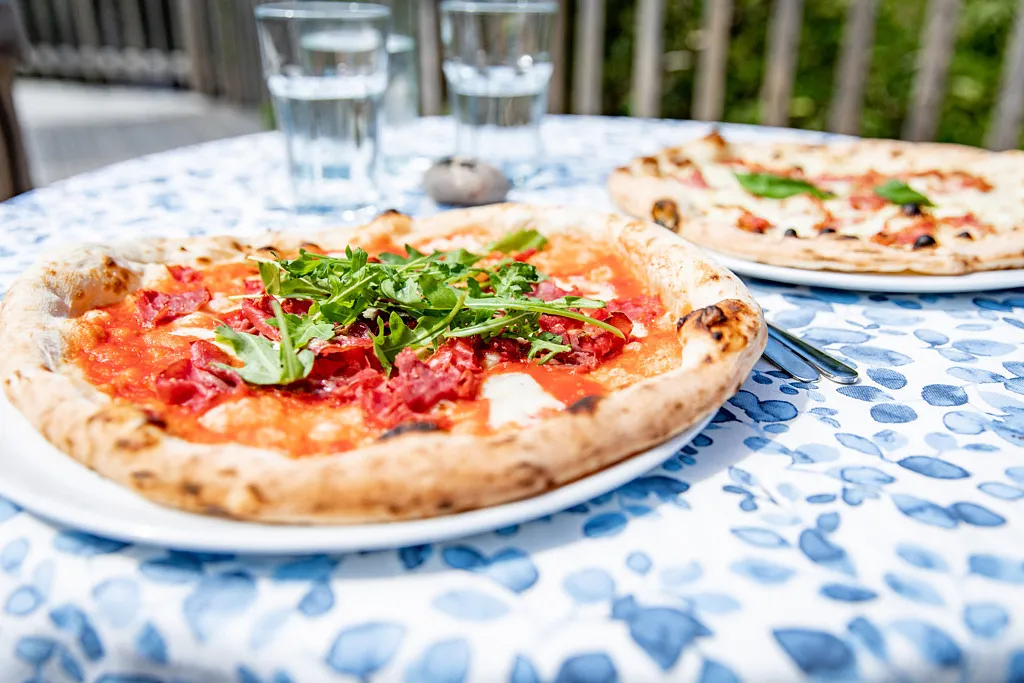 Två pizzor.