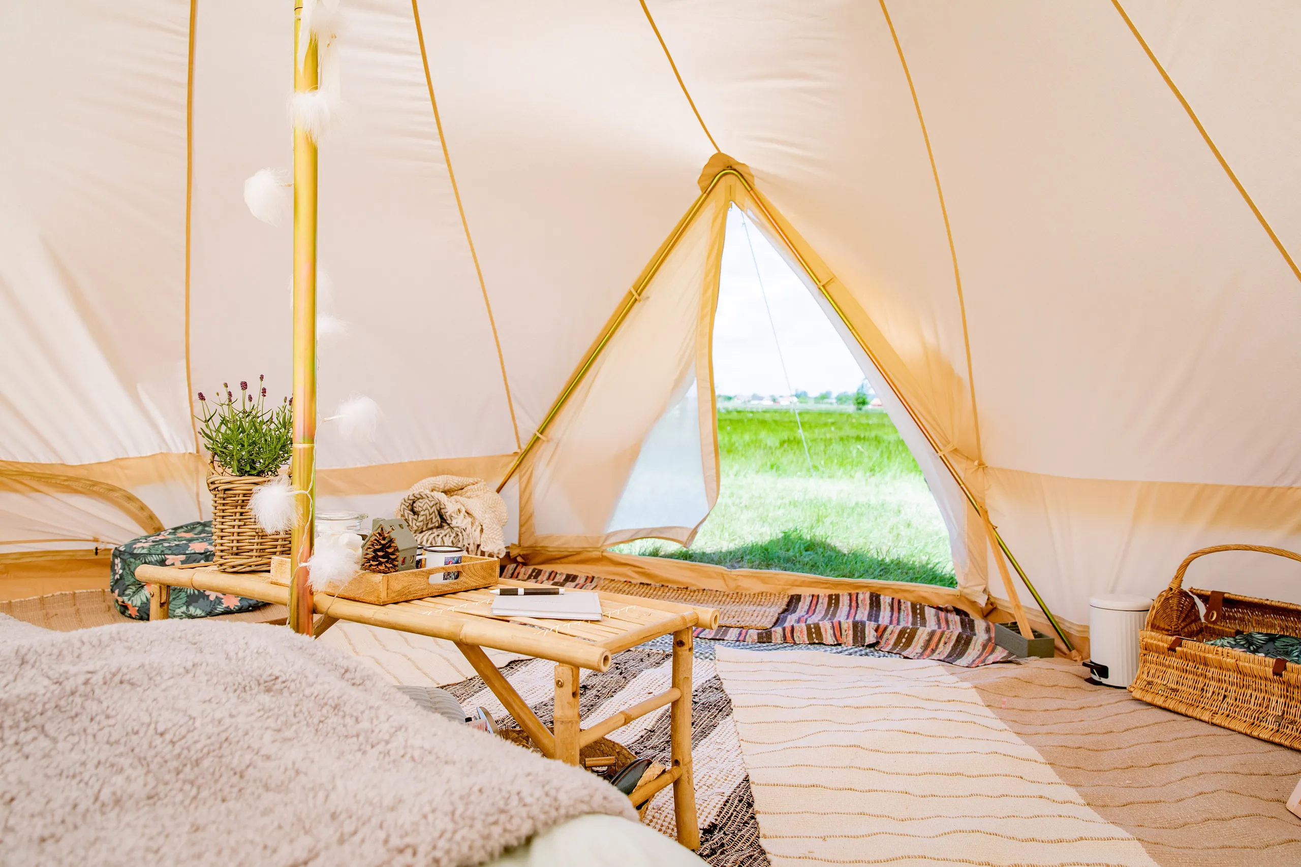 glampingtält med utsikt över grönska
