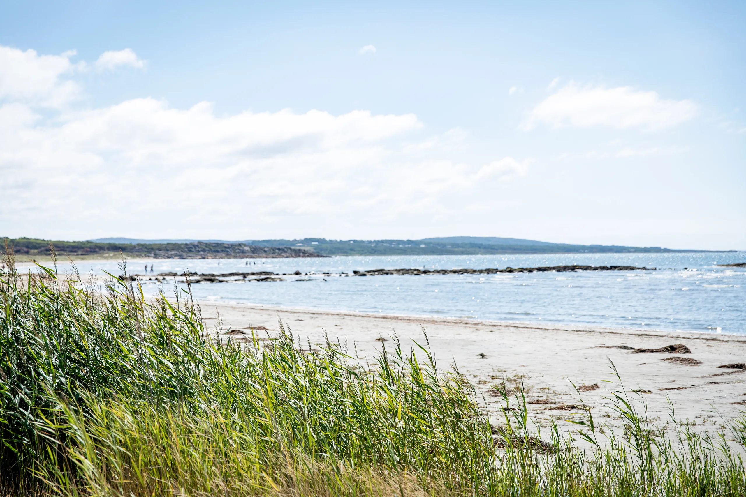 Vidsträckt sandstrand.