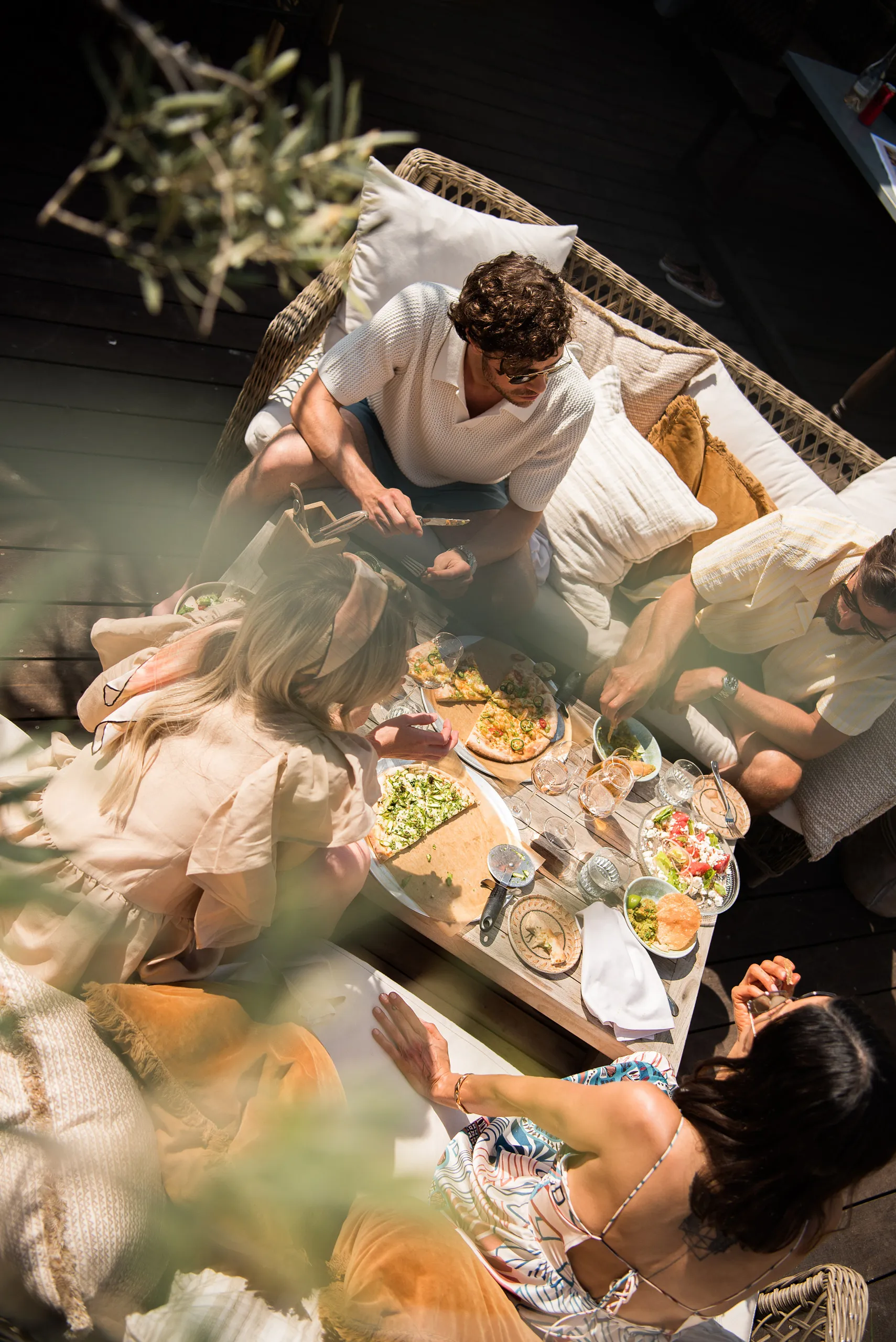 människor sedda uppifrån äter på uteservering