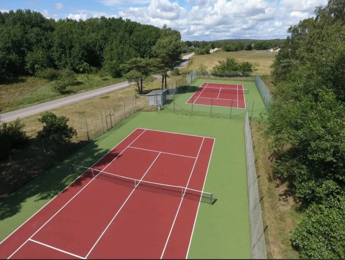 Två tennisbanor i naturskön miljö