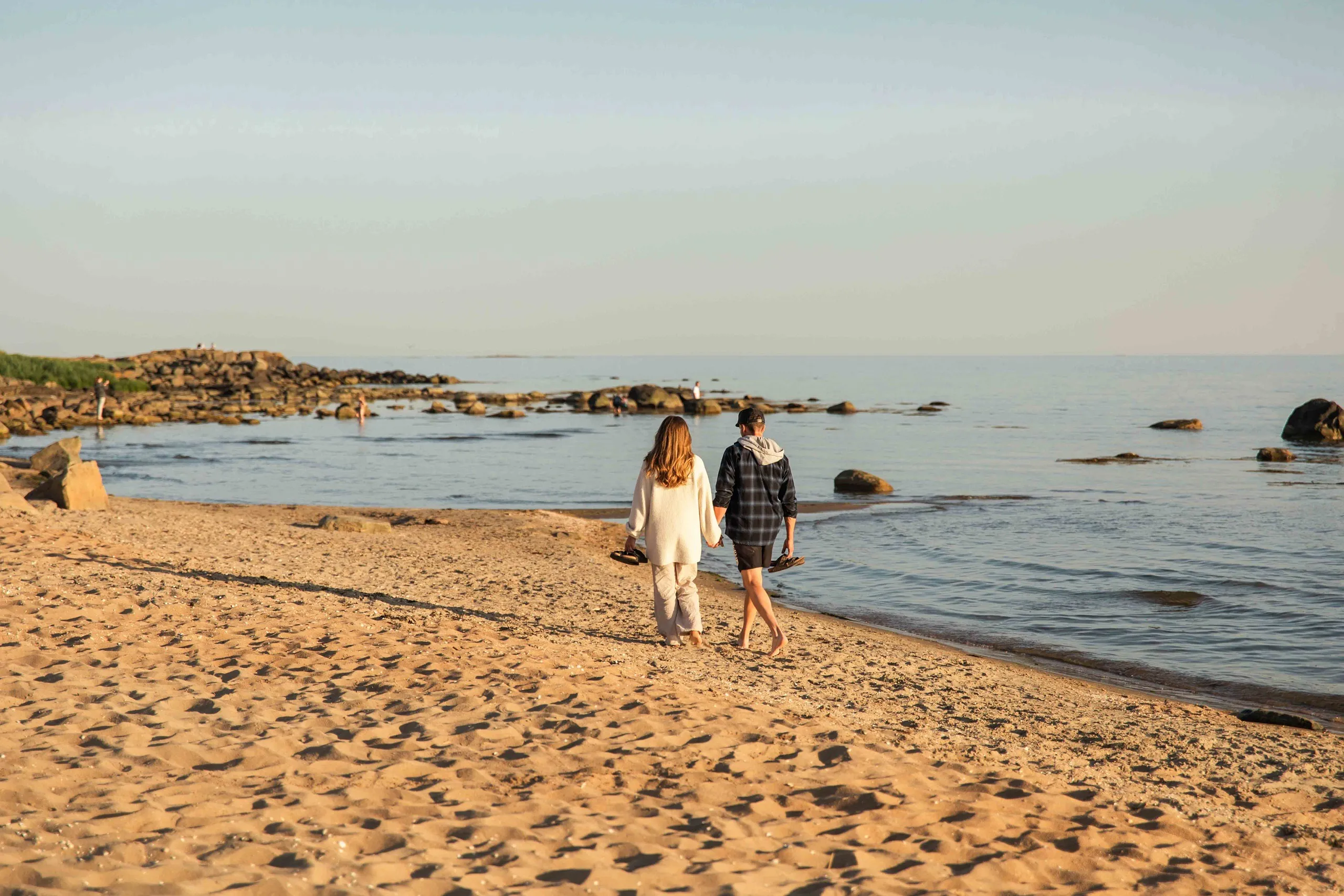 par som går på strand