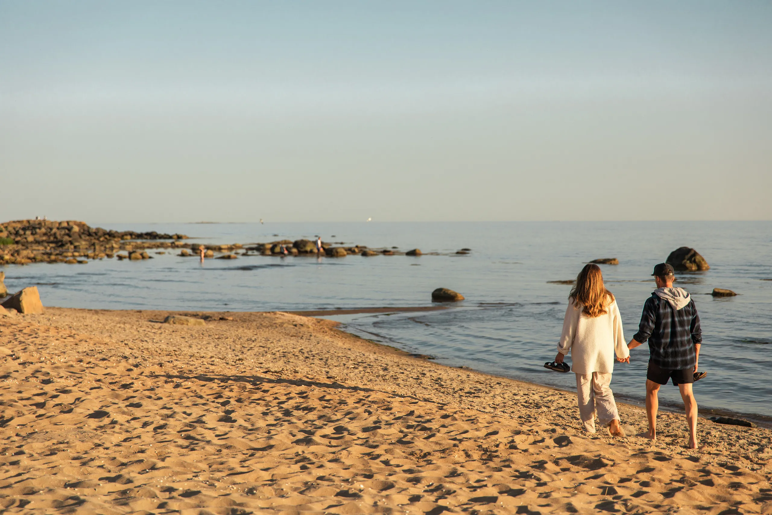 par promenerar på strand