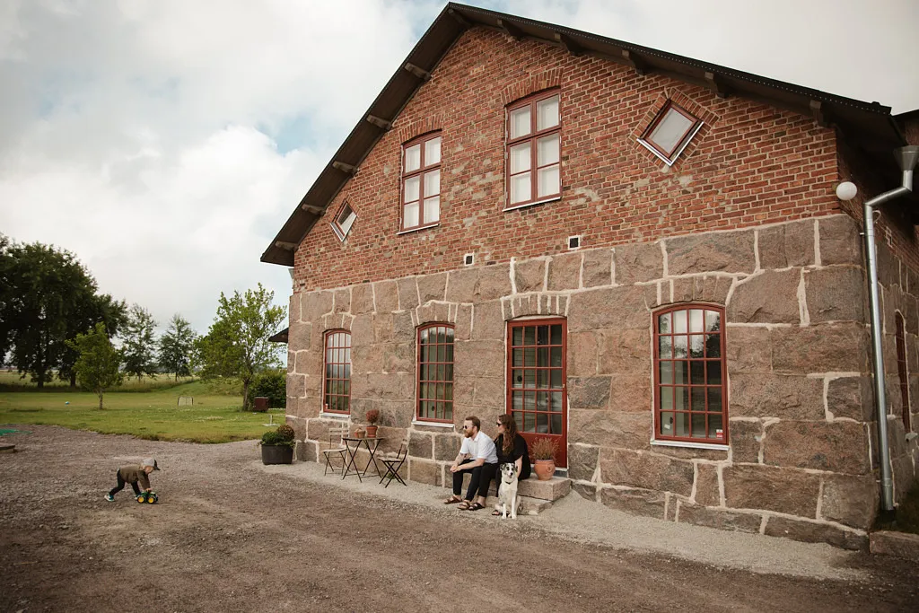 familj framför äldre renoverat hus