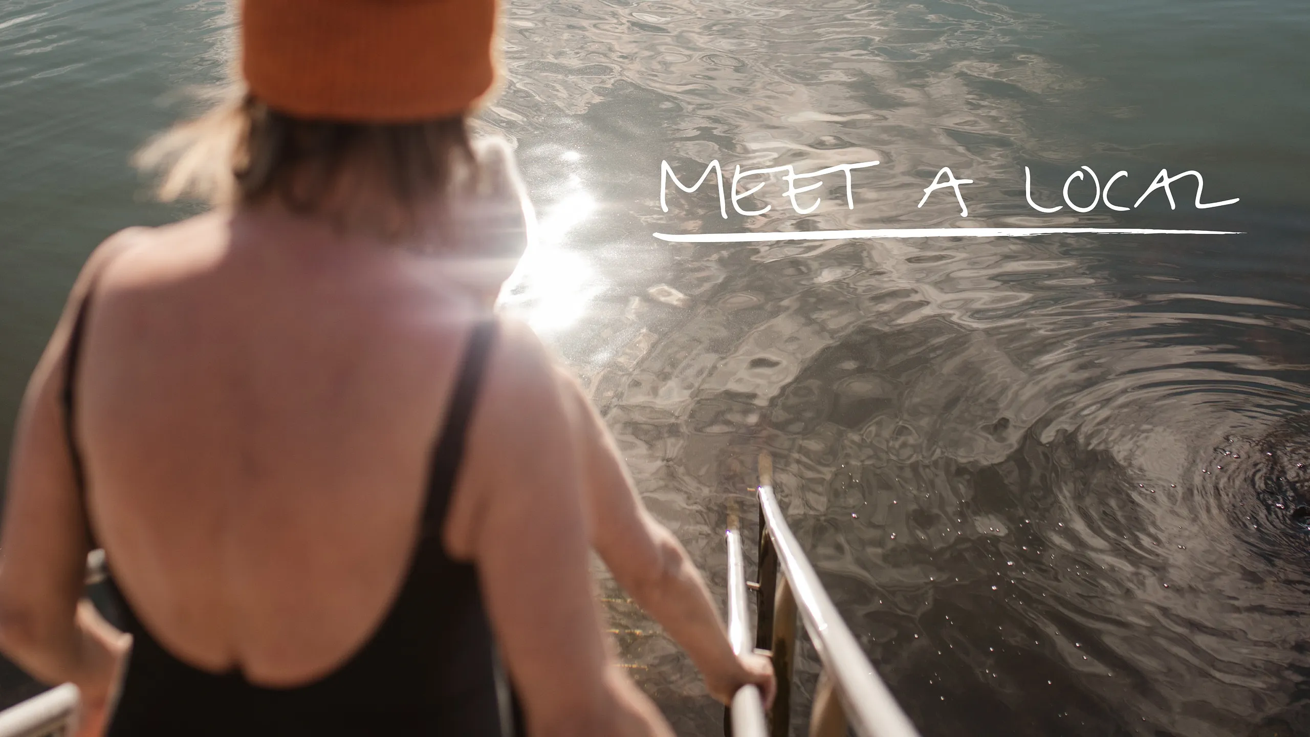 två kvinnor på väg ner i vatten