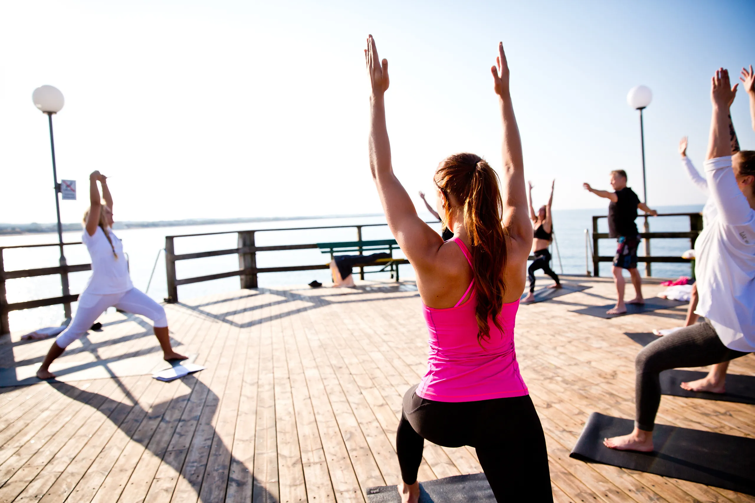 yoga på brygga vid havet