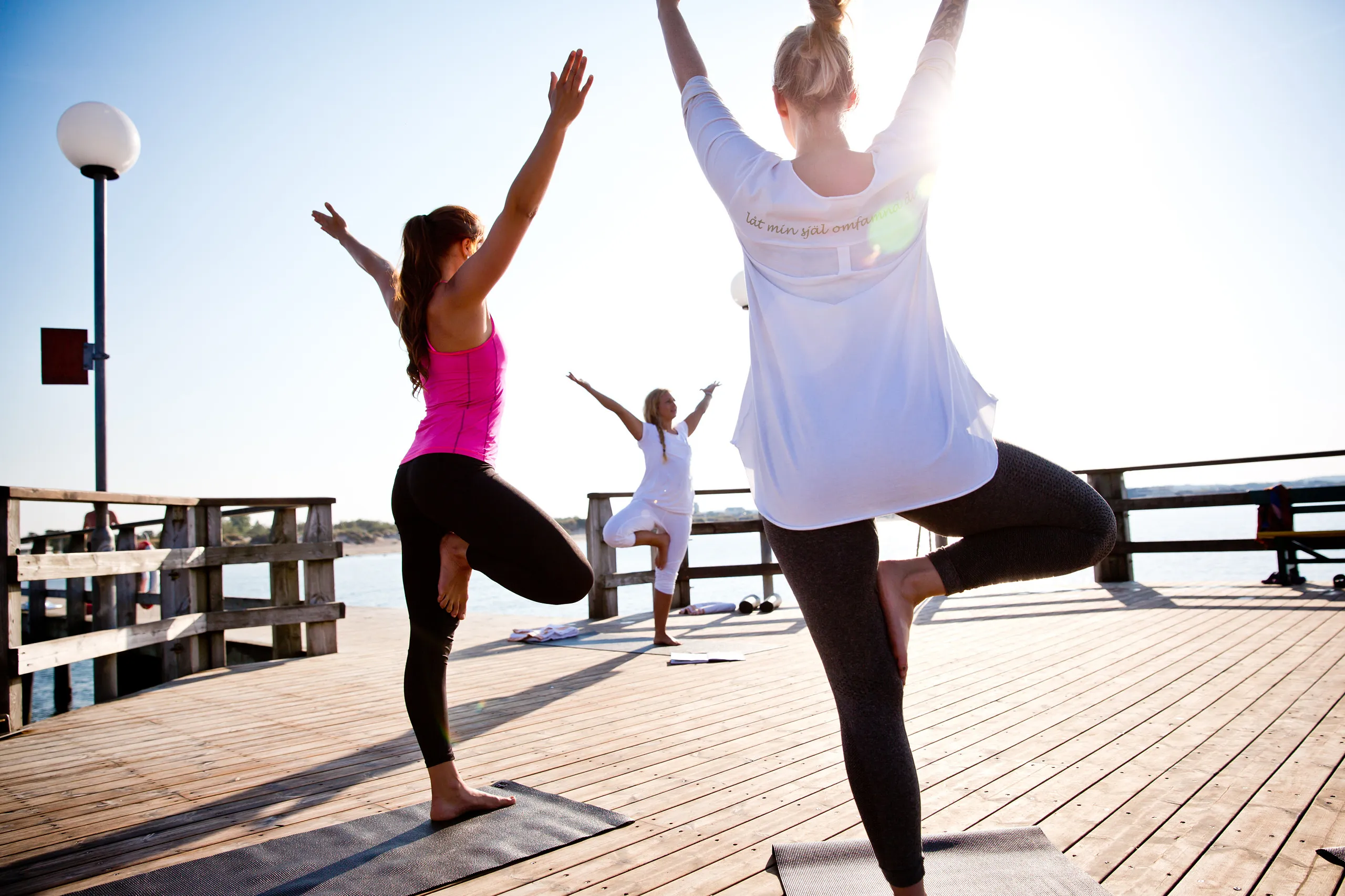 yoga på brygga vid vatten