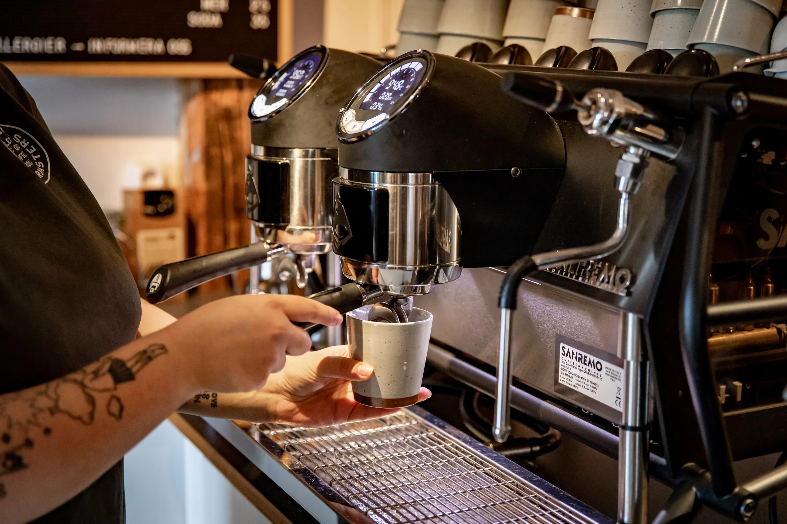 Kaffe hälls upp från espressomaskin