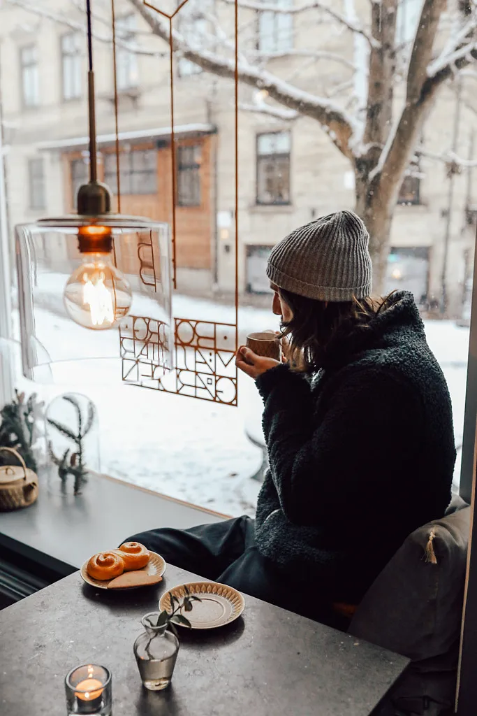 fika inomhus med snö ute