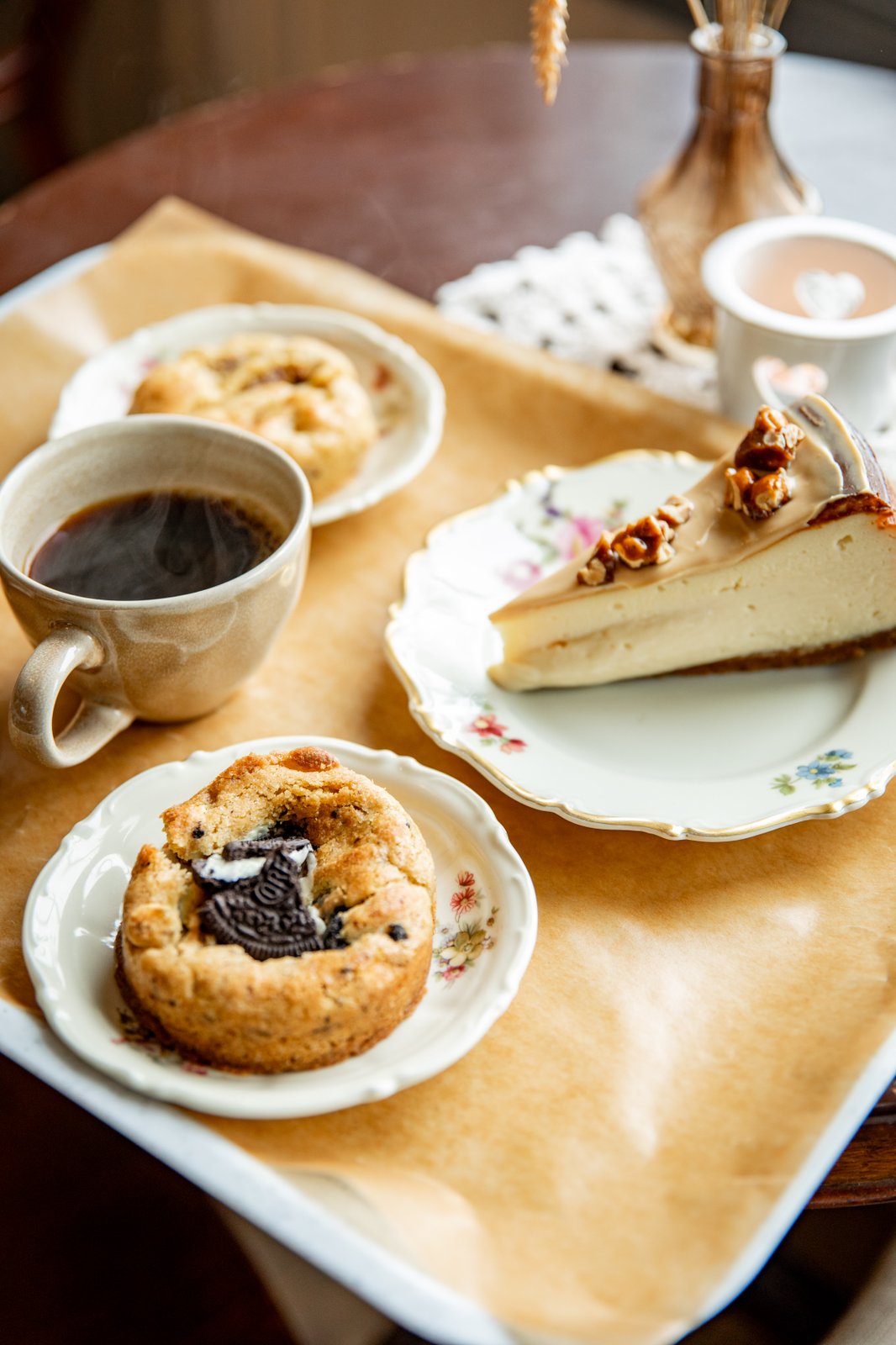 en bricka med kaffe, kakor och cheesecake