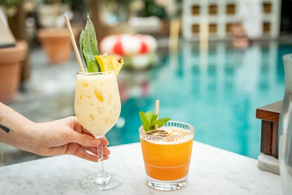 Två drinkar framför en pool.
