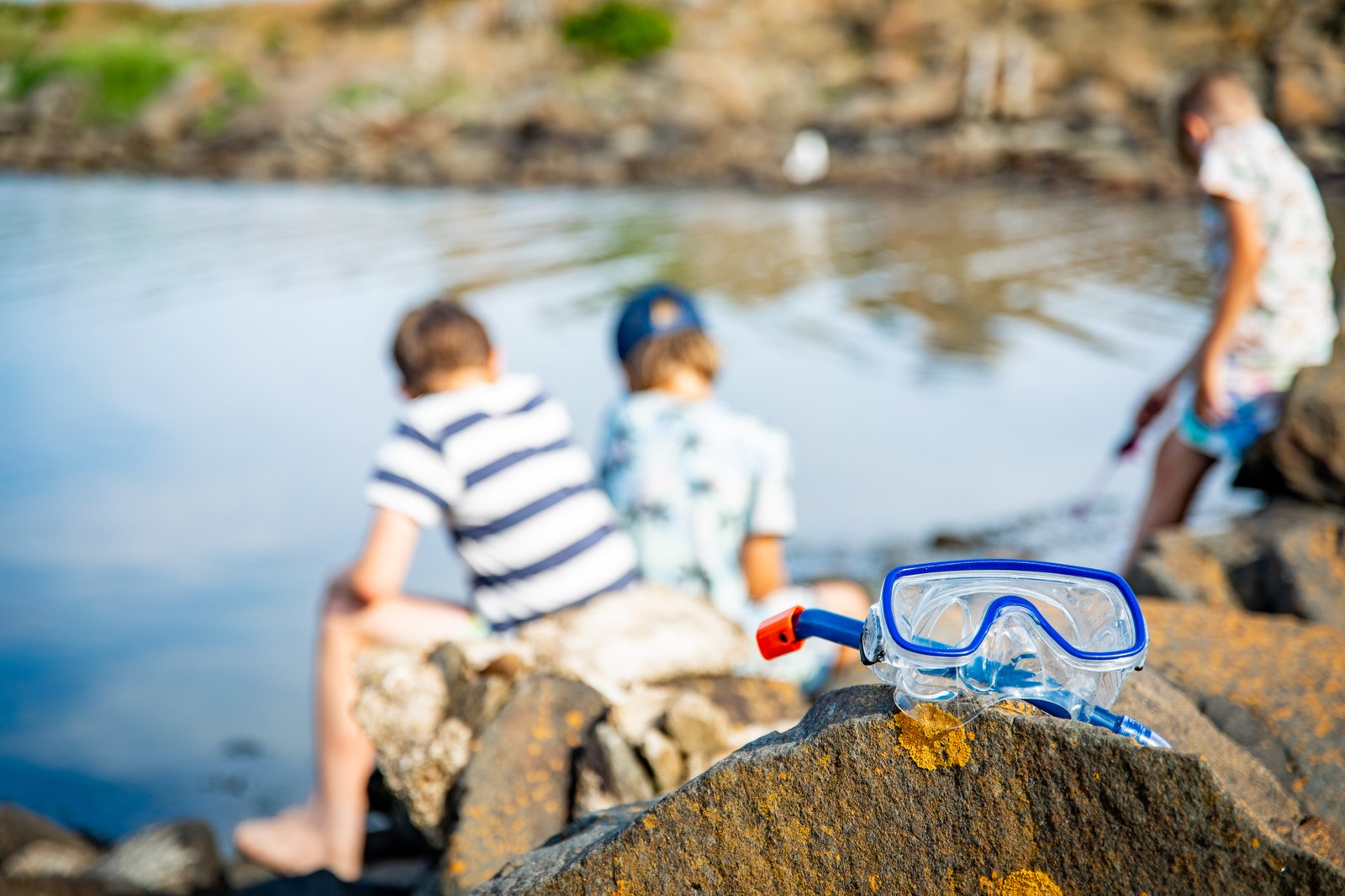Närbild på en snorkel som ligger på en sten vid havet.