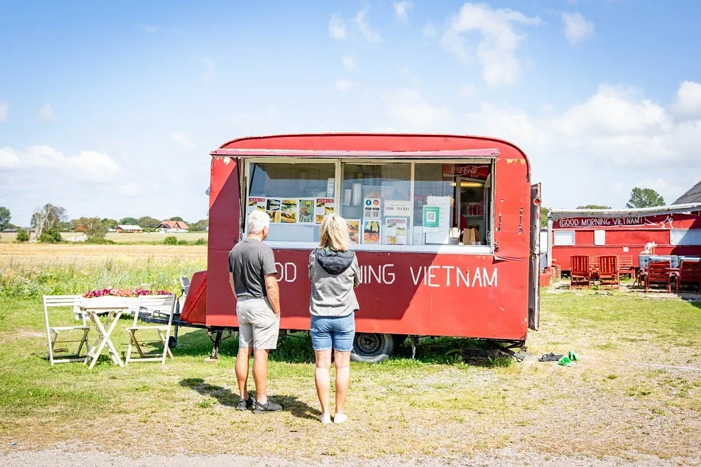 En röd husvagn om gjord till foodtruck.