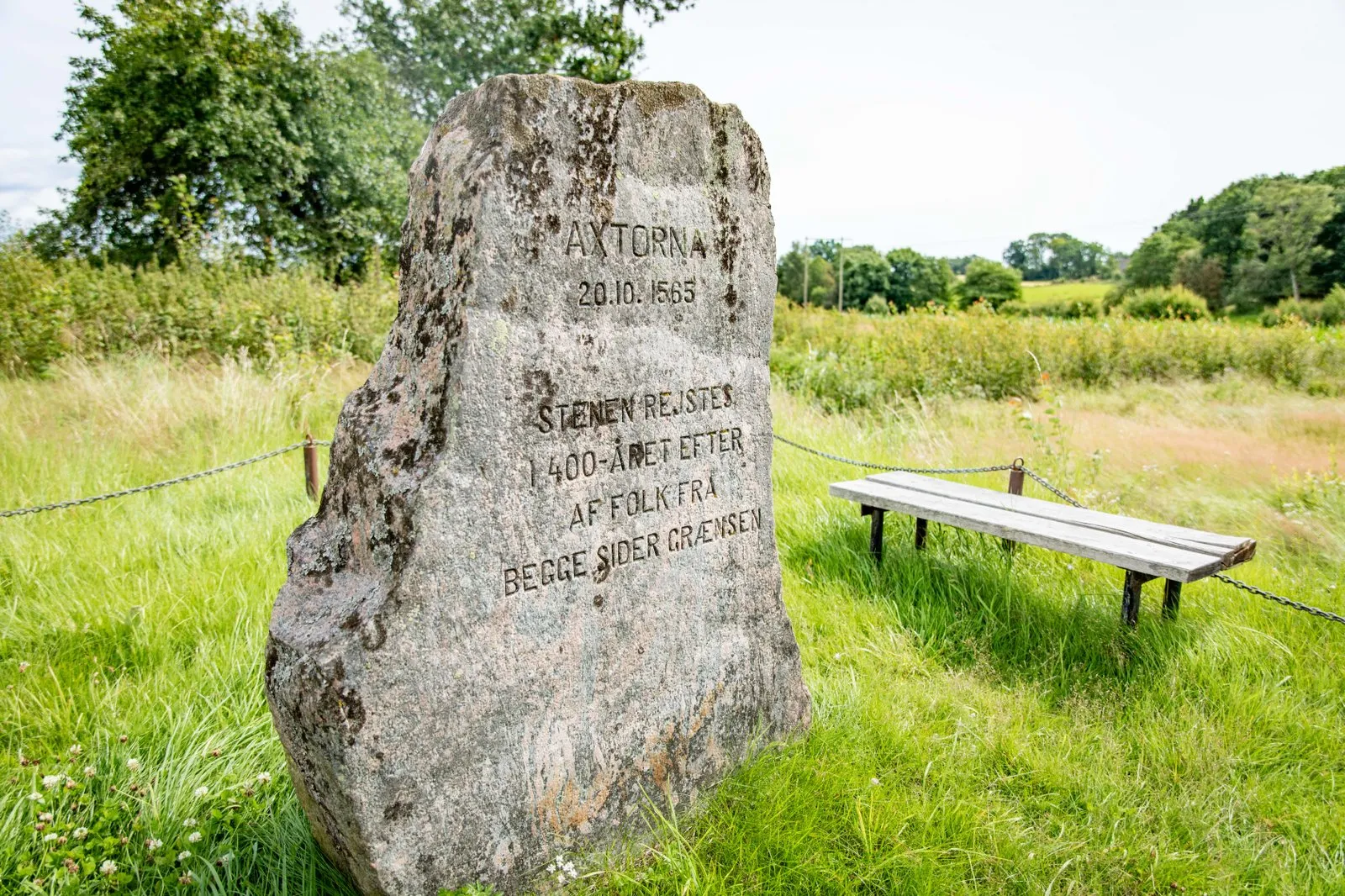 En rest minnessten med inskription.