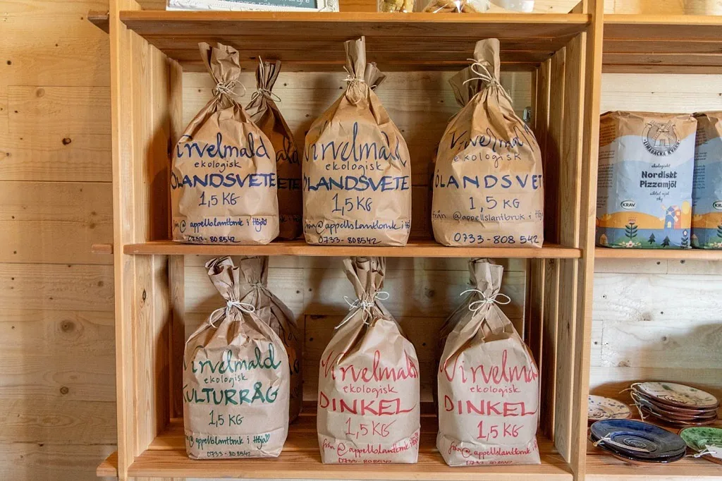 Papperspåsar med mjöl i och handskriven text på.