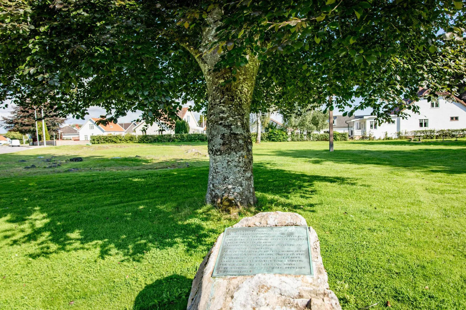 En minnessten med en inskription.