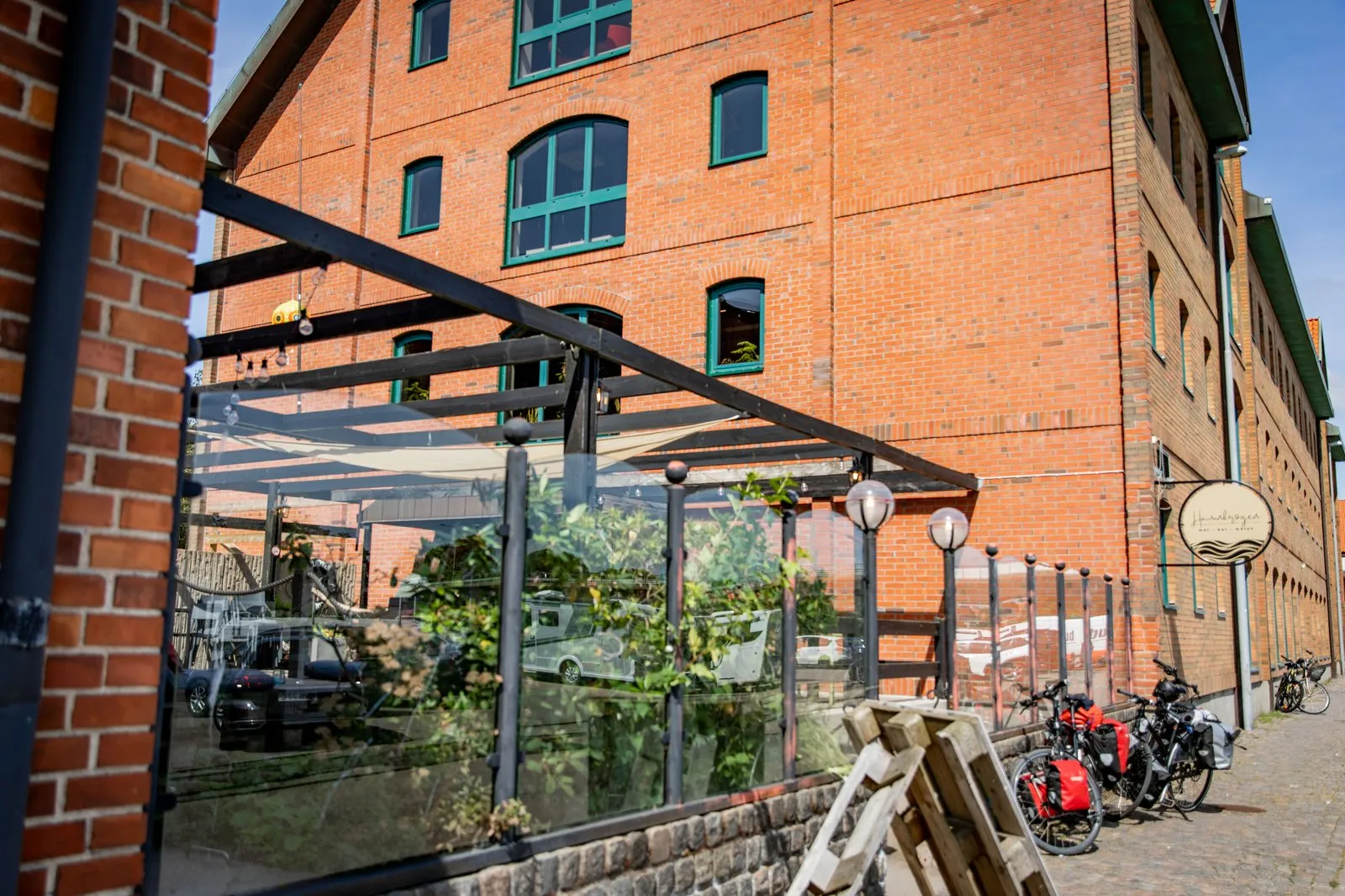 En röd tegelbyggnad.