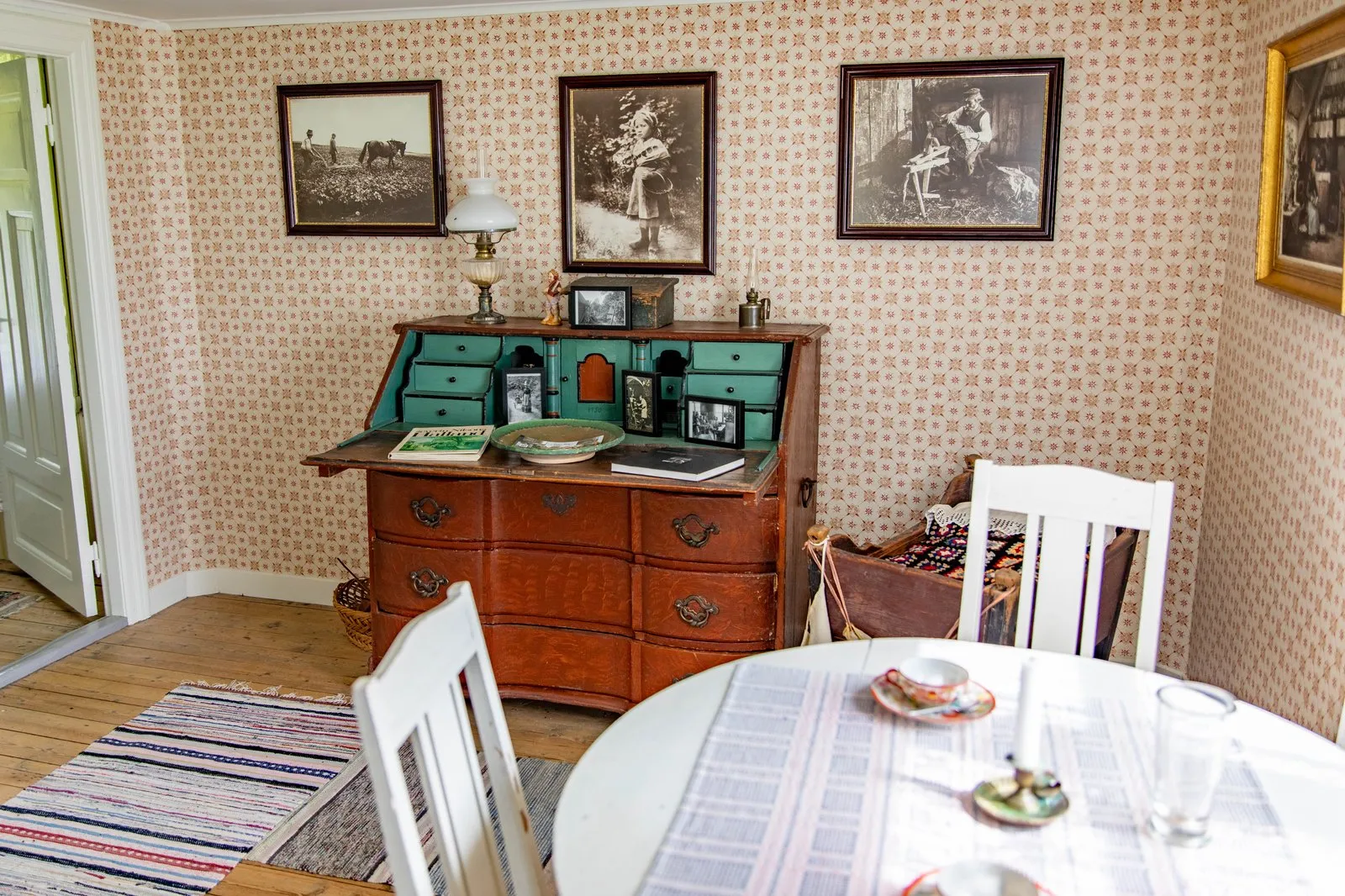 Interiör från en gammaldags stuga.